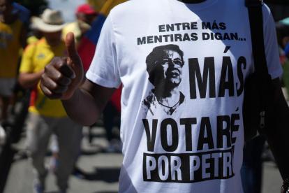 Una persona participa en la manifestación del Primero de Mayo, en Cali (Colombia).