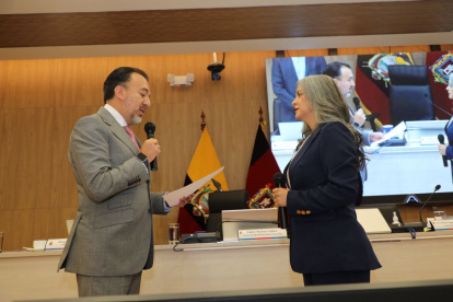 El alcalde Pabel Muñoz tomó el juramento a Fernanda Racines.