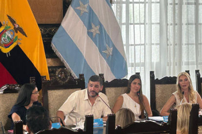 Tatiana Coronel, nueva vicealcaldesa de Guayaquil (blusa blanca).