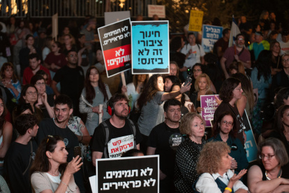 Cientos de ciudadanos fueron captados este miércoles, 14 de mayo, al protestar contra los recortes añadidos al presupuesto estatal israelí de 2025