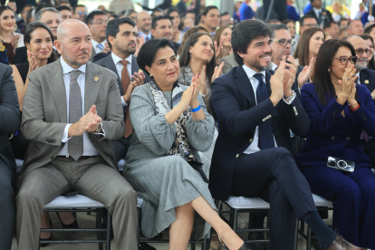 El ministro de Gobierno José De La Gasca (derecha) asistió a la entrega de credenciales del presidente reelecto Daniel Noboa.