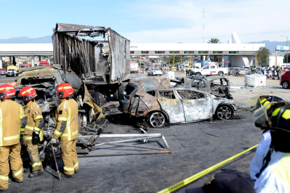 Imagen de archivo de rescatistas que trabajan en la zona donde ocurrió un accidente entre un camión de carga y autos particulares en el estado de Puebla (México)