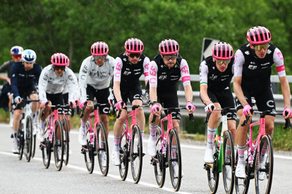 Los ciclistas del EF Education-EasyPost cuidaron de su líder, Richard Carapaz (i).