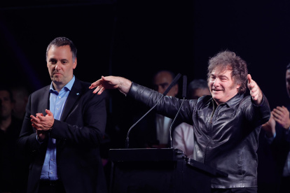 El presidente de Argentina, Javier Milei (d), y el portavoz presidencial y candidato a legislador por el partido La Libertad Avanza (LLA), Manuel Adorni, participan en un acto de cierre de campaña, en Buenos Aires (Argentina).