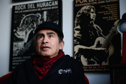 Cuando le preguntaron sobre reeditar sus cancioneros y fanzines, el incansable cantor respondía que “no hay tiempo” de organizarlas.