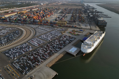 Vista aérea de automóviles importados en el puerto de carga de Lázaro Cárdenas, estado de Michoacán, México, el 25 de abril de 2025.
