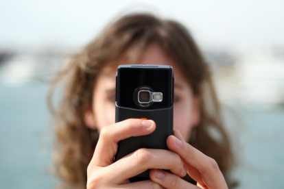 Una persona usa los datos de su celular en el exterior.