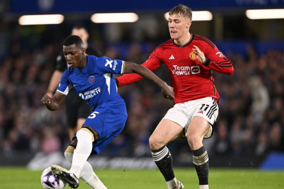 Moisés Caicedo en el control de la pelota en el duelo entre Chelsea y Manchester United