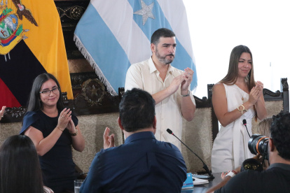 Aquiles Álvarez lideró la sesión en la que se designó a Tatiana Coronel como nueva vicealcaldesa de Guayaquil.