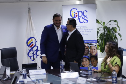 En su calidad de presidente subrogante del CPCCS, David Rosero suscribió el reglamento de comisiones ciudadanas que reformó el actual Pleno presidido por Andrés Fantoni.