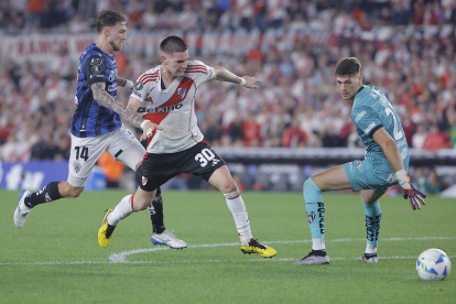 Franco Mastantuono (c) de River Plate en la acción del penal de Mateo Carabajal (i) de Independiente del Valle.