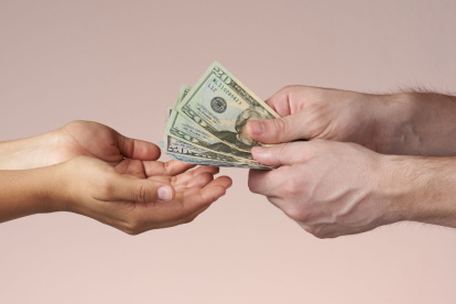 El Ministerio de Inclusión Económica y Social (MIES) habilita el cobro mensual del Bono de Desarrollo Humano.