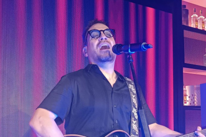 Juan Fernando Velasco cantó temas de Julio Jaramillo, con quien compartió escenario gracias a la inteligencia artificial