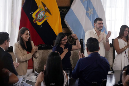 De izquierda a derecha, la concejal Nelly Pullas; la vicealcaldesa saliente, Blanca López; el alcalde Aquiles Álvarez, y la nueva vicealcaldesa, Tatiana Coronel, este jueves 15 de mayo.