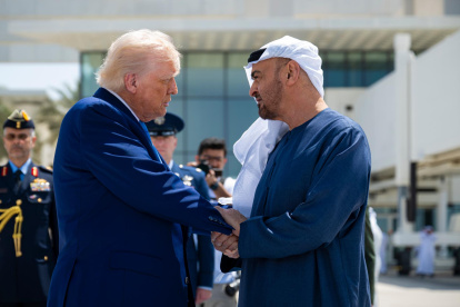 Donald Trump, despidiéndose del presidente de Emiratos Árabes Unidos, Mohamed bin Zayed Al Nahyan en el Aeropuerto Presidencial de Abu Dabi, Emiratos Árabes Unidos, el 16 de mayo de 2025.