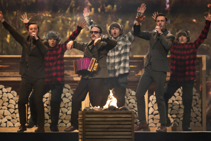 La agrupación sueca KAJ durante la presentación del tema "Bara bada bastu" durante la primera semifinal del Festival de Eurovisión 2025.