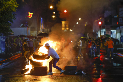 Manifestantes bloquean una vía durante una protesta este jueves, en Santiago de Veraguas (Panamá)