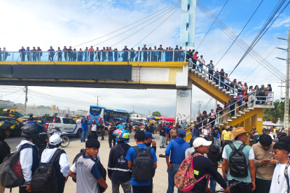 Decenas de personas se aglomeraron en los exteriores de la UPSE, donde quedó el cuerpo de una de las víctmas. La otra quedó tendida al interior de la universidad.