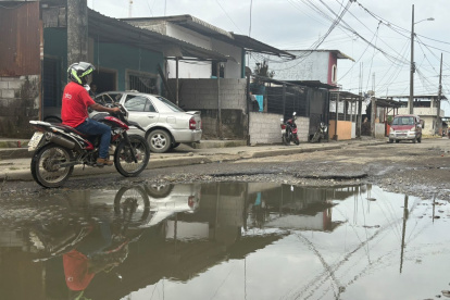 Los conductores deben evitar pasar por las aguas estancadas y pestilentes en la parroquia Barreiro.