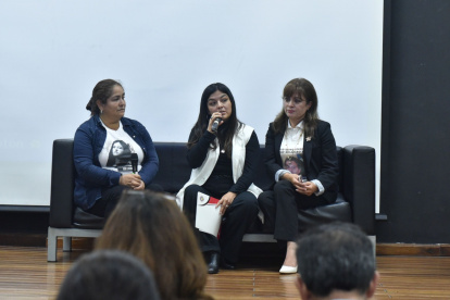 Valeria Campos, madre de Michelle Montenegro y Alexandra Córdova, madre de David Romo, participaron de un conversatorio moderado por Amanda Villavicencio, en la Facso.