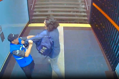 Usuario causa daños en Metro de Quito y agrede a guardia de seguridad en la estación La Carolina, norte de Quito.