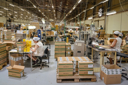 Las trabajadoras operan las máquinas durante el proceso de enrollado y empaquetado en la fábrica de tabacos mecanizada de La Habana el 8 de mayo de 2025.