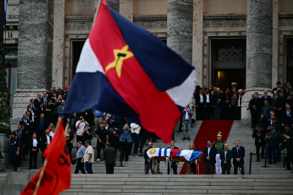 El presidente de Uruguay, Yamandú Orsi (C), la vicepresidenta Carolina Cosse y el secretario de la Presidencia, Alejandro Sánchez, permanecen junto al féretro con los restos del expresidente José "Pepe" Mujica, antes de salir del Palacio Legislativo en Montevideo, el 15 de mayo de 2025.