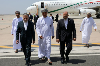 El canciller iraní Abbas Araghchi (I) llegando a Mascate. Medios iraníes reportaron ese día el inicio de la cuarta ronda de negociaciones nucleares entre Irán y Estados Unidos en la capital de Omán.