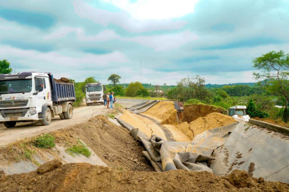 Una alcantarilla de desfogue colapsó en el canal Chongón – Sube y Baja, provocando la ruptura del canal e inundando la vía en un tramo,