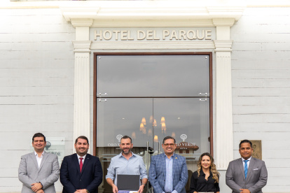Representantes de la cadena Hoteles Oro Verde y del Ministerio de Turismo.