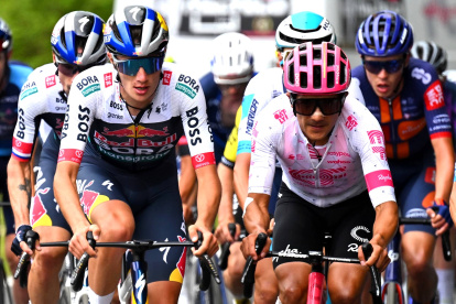 Richard Carapaz durante la etapa siete del Giro de Italia 2025.