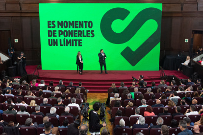 BUENOS AIRES.- El diputado nacional Leandro Santoro (centro), del frente progresista Es Ahora Buenos Aires llamó a "poner límites" a las expresiones de la derecha en los comicios legislativos que se celebrarán en la capital argentina este domingo.