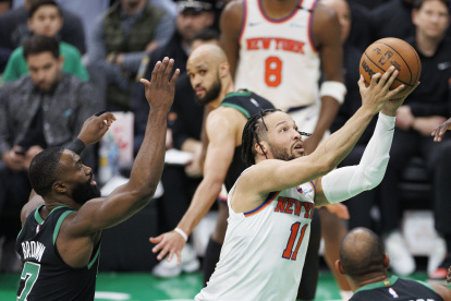 Jalen Brunson (d) fue uno de los artífices de los Knicks de Nueva York para la victoria ante Celtics. En la foto con el defensa Jaylen Brown.