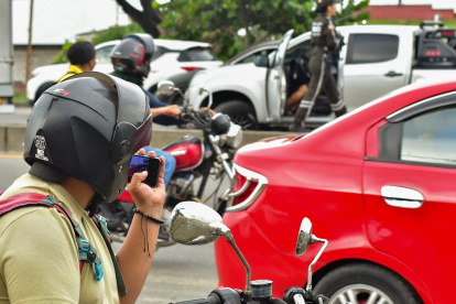 El crimen ocurrió en la vía Perimetral, ante decenas de comerciantes, conductores y peatones.