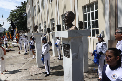 Los bustos de 19 expresidentes ecuatorianos fueron develados en el colegio Vicente Rocafuerte, la mañana de este sábado 17 de mayo.