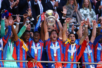 Los jugadores del Cristal Palace con la primer copa en su historia deportiva.