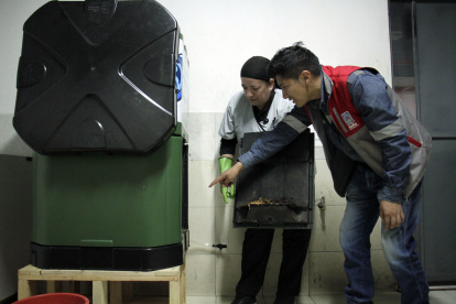 Gustavo capacitó a Patricia Álvarez sobre el manejo de la compostera móvil.