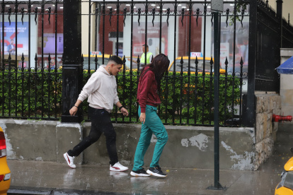 En varios sectores de la ciudad, los peatones lucen empapados tras la lluvia sorpresiva de este 17 de mayo.