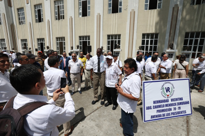 Exestudiantes y exdocentes vicentinos vivieron una emotiva mañana ayer. Fotos, abrazos, risas, y de fondo, insignes exalumnos que ocuparon la Presidencia de la República.