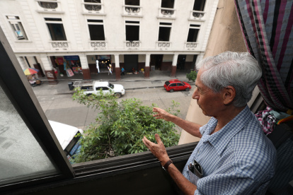 Leopoldo Pazmiño convive con la contaminación ambiental y auditiva que generan los buses de transporte público y otros vehículos motorizados en la céntrica calle Rumichaca.