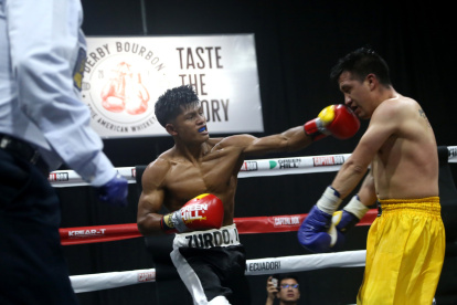 Antonio Tzamarenda (i) confirmó su buen momento en el boxeo, tras vencer a Henry Solórzano en la pelea estelar del peso mosca de la cartelera Capital Box.