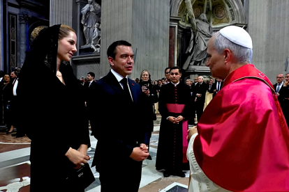 Daniel Noboa y Lavinia Valbonesi se reúnen con el papa León XIV tras misa en el Vaticano.