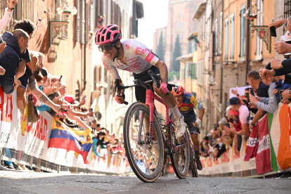 Richard Carapaz durante la novena etapa del Giro de Italia 2025.