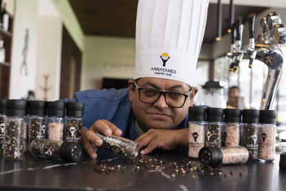 Con más de veinte años de trayectoria, Fernando Saavedra es el chef ejecutivo de Arrayanes Country Club, en Puembo