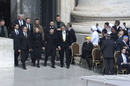 El presidente de Ucrania, Volodímir Zelenski (c), al llegar a la plaza de San Pedro, en el Vaticano, este domingo 18 de mayo, antes de la misa del papa León XIV.