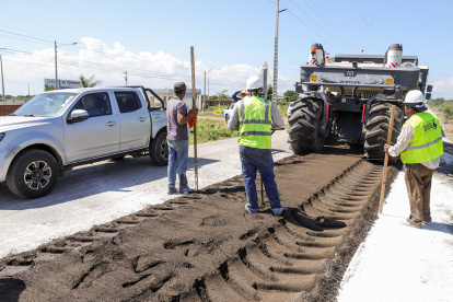 Los trabajos de mantenimiento en la vía El Morro - Playas están a cargo de la Prefectura de Guayas.