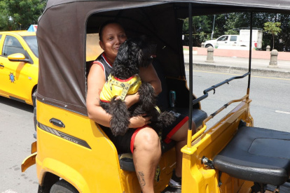 Gaby Caicedo y su mascota Luna llegando al estadio Monumental.