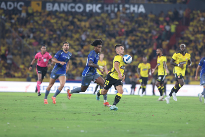 Barcelona SC y Emelec chocan en el estadio Monumental.