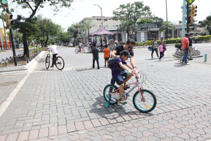 Familias aprovecharon la peatonalización de un carril de la avenida Víctor Emilio Estrada para que los niños anden en bicicleta.