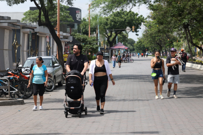 Las familias aprovecharon que un tramo de la avenida Víctor Emilio Estrada fue peatonal, para movilizarse con tranquilidad.